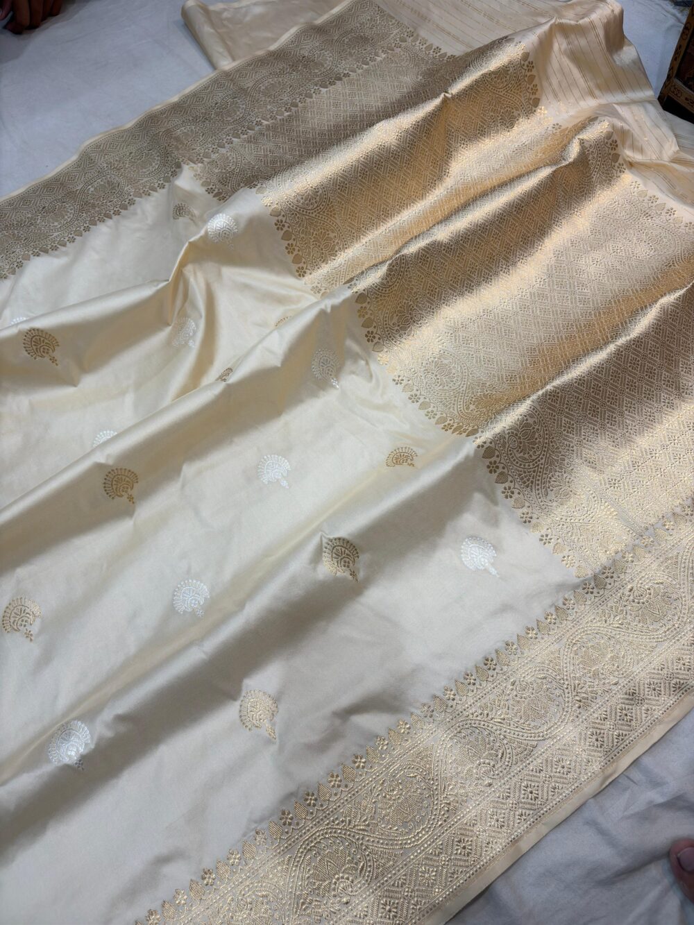 off white pure katan silk banarasi handloom handwoven kadhwa sarees
